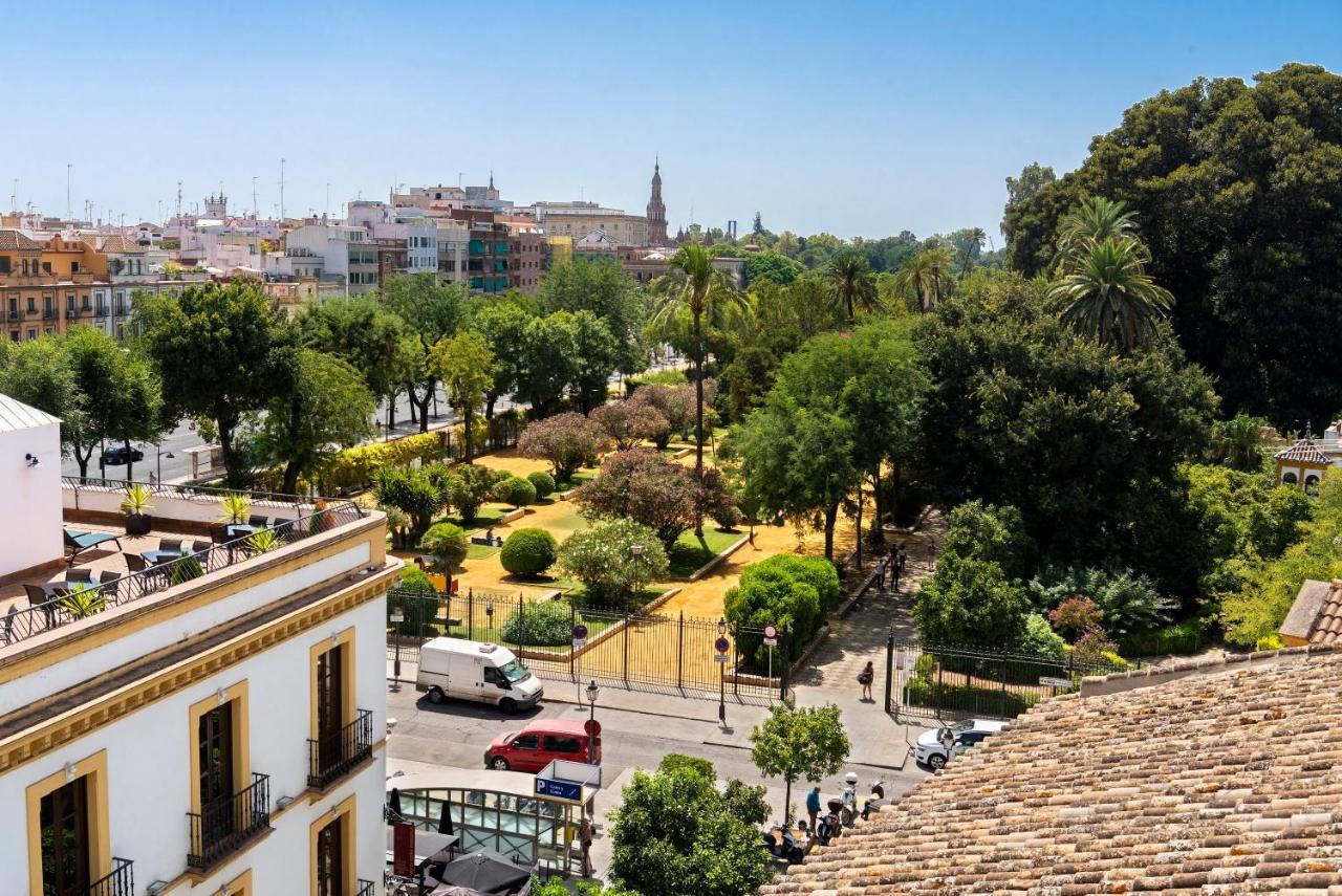 Palacio del siglo XVII frente a los Jardines de Murillo Sevilla Exterior foto